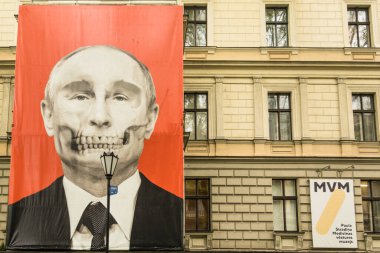 Riga, Letonya, Riga 'daki Rus elçiliğinin karşısında Vladimir Putin' in bir karikatürü..