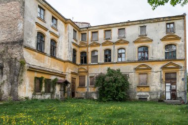 Riga, Letonya, Riga 'nın merkezinde terk edilmiş eski bir bina..