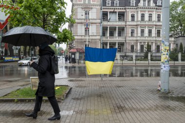 Riga, Letonya, Rus Büyükelçiliği önünde Ukrayna savaşını, pankartları ve bayrakları protesto.