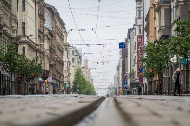Riga, Letonya, kaldırımlı bir caddede tramvay rayları.