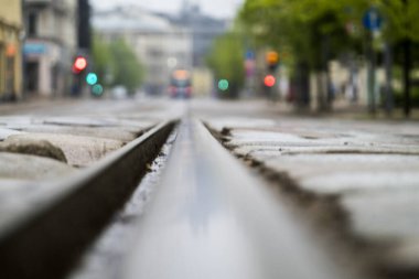 Riga, Letonya, kaldırımlı bir caddede tramvay rayları.