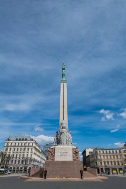 Riga, Letonya, Şehir merkezindeki Özgürlük Anıtı.