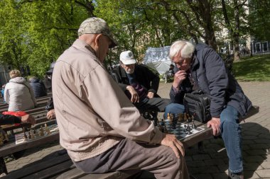 Riga, Letonya, Vermane Garden parkında takılan dört genç çocuk..