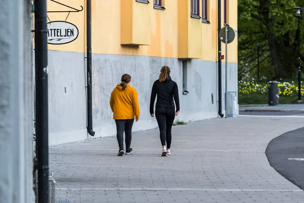Estocolmo Suecia Dos Mujeres Caminando Distrito Midsommarkransen Tellusborgsvagen — Foto de Stock