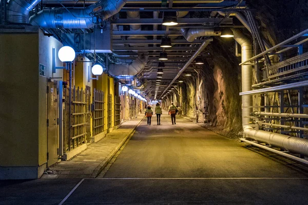 Estocolmo Suecia Visitantes Caminando Túnel Subterráneo Planta Tratamiento Aguas Residuales —  Fotos de Stock