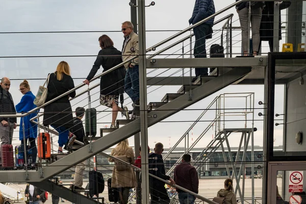 Riga Letónia Pessoas Espera Num Corredor Aeroporto Riga Para Embarcar — Fotografia de Stock