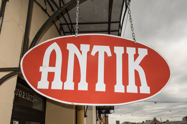 Рига, Латвия, Знак для антикварного магазина