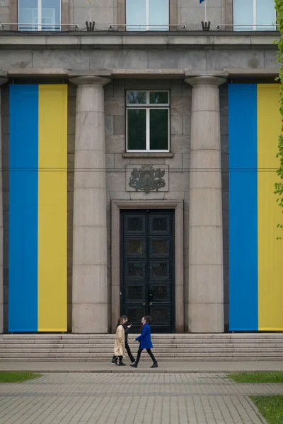 Riga Latvia Giant Ukraine Flags Government Building Pedestrians — Stock Photo, Image