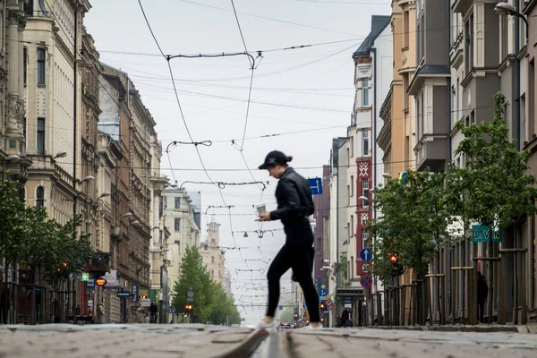 Riga Lotyšsko Žena Kříží Tramvajové Stopy Dlážděné Ulici Šálkem Kávy — Stock fotografie
