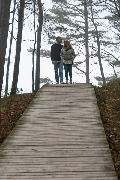Melnsils Lettland Två Personer Går Strandpromenad Regnig Och Dimmig Dag — Stockfoto
