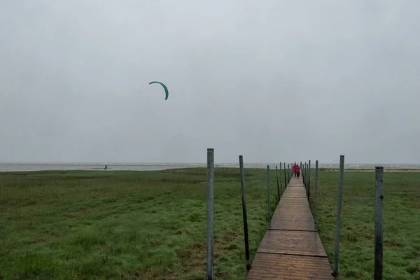 Рига Латвия Мужчины Занимаются Кайтсерфингом Дождливый Ветреный День — стоковое фото