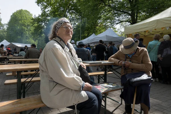 Riga Lettonia Due Donne Anziane Sedute Nel Parco Vermane Garden — Foto Stock