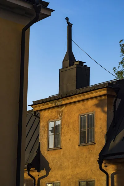 Estocolmo Suécia Uma Fachada Clássica Com Chaminé Preta Sarjetas Chuva — Fotografia de Stock