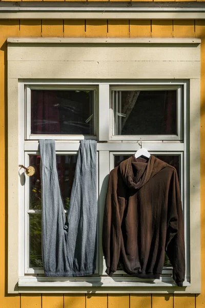 Estocolmo Suécia Par Calças Camisola Capuz Pendurados Para Secar Fora — Fotografia de Stock