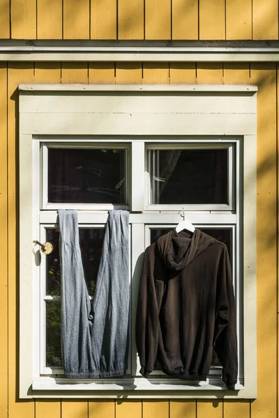 Estocolmo Suécia Par Calças Camisola Capuz Pendurados Para Secar Fora — Fotografia de Stock