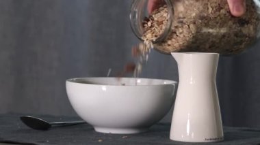 Müsli bir kâseye ve bir sürahi süte doldurulur.