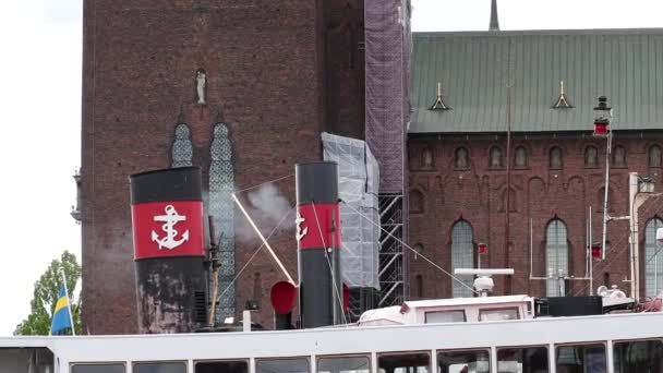 ストックホルム スウェーデンストックホルムの港でフェリーのスタックを出る煙 Klara Mlarstrand — ストック動画