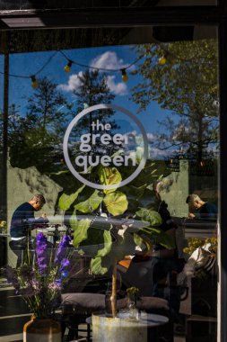 Stockholm, İsveç. Ön pencere ve vejetaryen bir restoranın müşterisi..