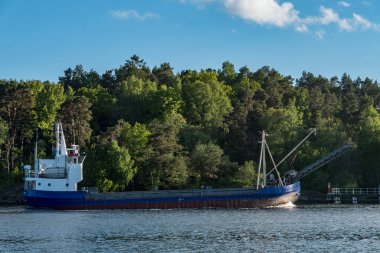 Stockholm, İsveç şehir merkezindeki Arstaviken 'de yüklü bir kargo gemisi motoru..