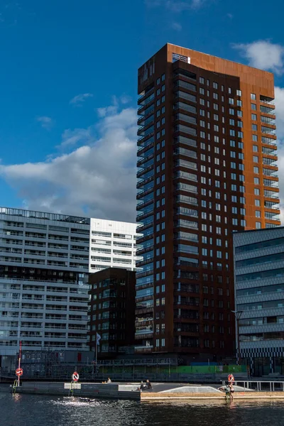 Stockholm Zweden Mensen Zitten Een Zwemplatform Wijk Liljeholmskajen Netjes Aan — Stockfoto