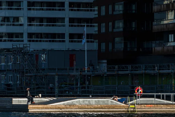 Stockholm Sweden People Sitting Swimming Platform Liljeholmskajen District Neat Water — Stock Photo, Image