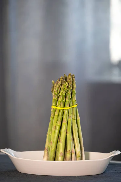 Asperges Debout Sur Une Assiette — Photo