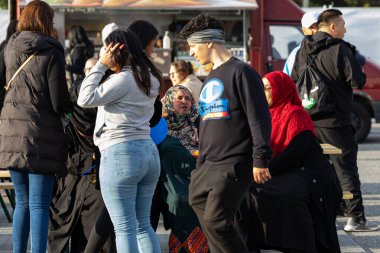 Stockholm, İsveç katılımcıları Spanga banliyösündeki Jarvaveckan siyasi mitinginde.