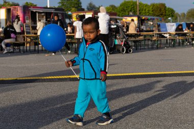 Stockholm, İsveç JA 'lı genç bir çocuk. Spanga banliyösündeki Jarvaveckan siyasi mitinginde balonu var..