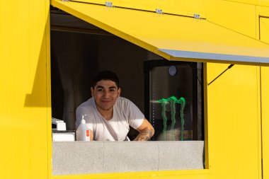 Stockholm, İsveç. Bir yemek kamyonundaki aşçı Spanga banliyösündeki Jarvaveckan siyasi mitinginde kameraya poz veriyor..