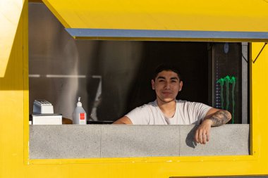 Stockholm, İsveç. Bir yemek kamyonundaki aşçı Spanga banliyösündeki Jarvaveckan siyasi mitinginde kameraya poz veriyor..