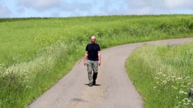 Hirtshals, Danimarka Bir adam köy yolunda yürüyor. 