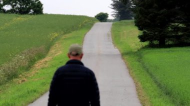 Hirtshals, Danimarka Ülke yolunda tek başına yürüyen bir adam. 