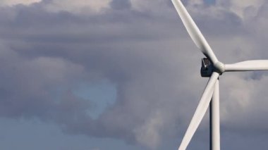 Hirtshaller, Danimarka Rüzgarı türbinleri rüzgarda dönüyor. 