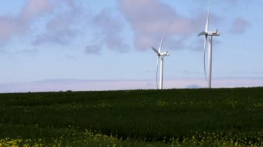 Hirtshaller, Danimarka Rüzgarı türbinleri rüzgarda dönüyor. 