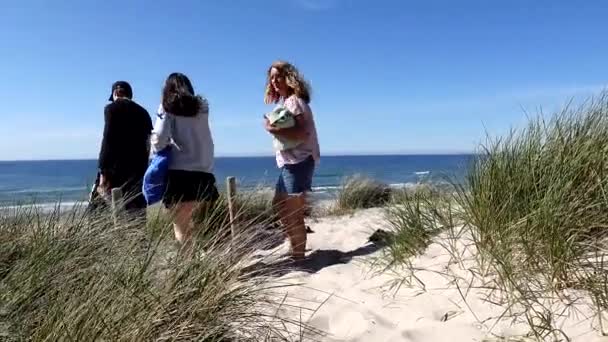 Hirtshals Δανία Μια Γυναίκα Περπατά Στην Παραλία Μια Πετσέτα Ένα — Αρχείο Βίντεο