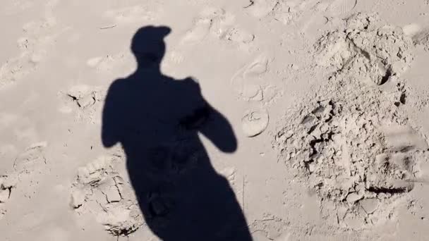 Hirtshals Danimarka Kuzey Denizi Sahillerinde Tek Başına Yürüyen Bir Adam — Stok video