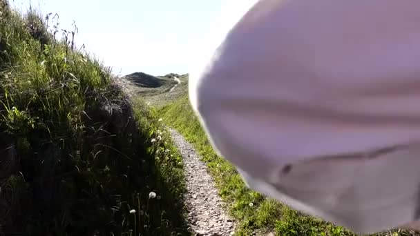 丹麦赫茨哈尔斯一个女人带着毛巾走到海滩上 走在一条泥泞的小路上 — 图库视频影像