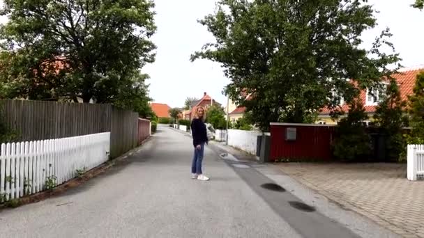 Skagen Dinamarca Uma Mulher Caminha Pelas Ruas Secundárias Aldeia — Vídeo de Stock