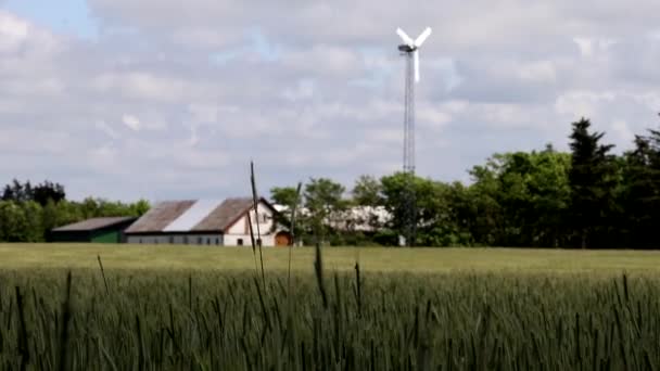 ハリケーン デンマーク風で回転する風力タービン — ストック動画