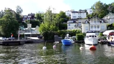 Stockholm, İsveç Evleri Malarhojden bölgesinde Malaren Gölü kıyısında..