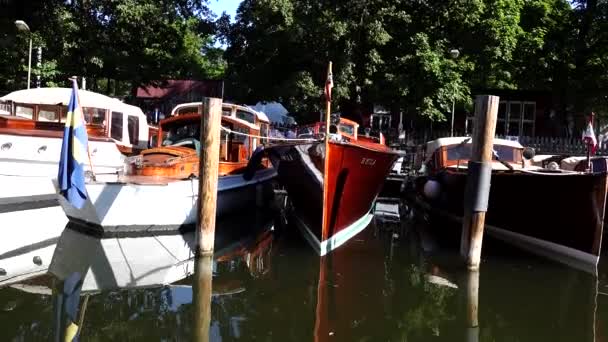 Stoccolma Svezia Barche Legno Nel Canale Palsundet Sodermalm — Video Stock