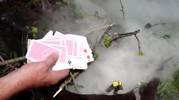 Baralho Cartas Antigas Queimado Fogo Tambor Óleo Quintal — Vídeo de Stock