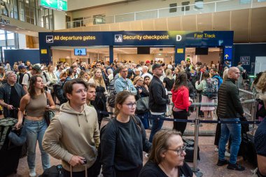 Stockholm, İsveç yolcuları Arlanda havaalanının kalkış salonunda..