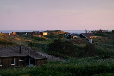 Hirtshals, Danimarka, Kuzey Denizi kıyısındaki küçük tatil evleri.