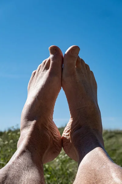 Los Pies Hombre Unen Sobre Paisaje Dunas Verdes — Foto de Stock