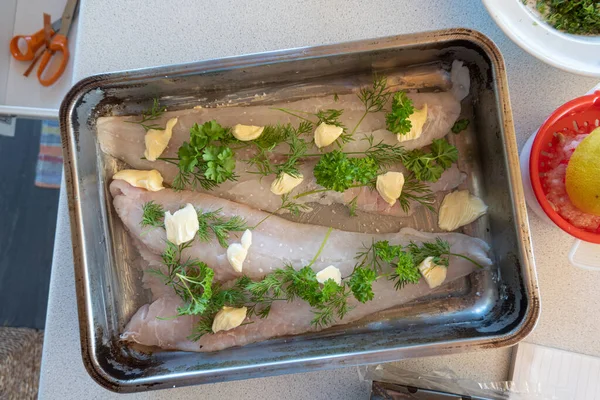 用奶油和欧芹做的烤箱菜里的新鲜鳕鱼 — 图库照片