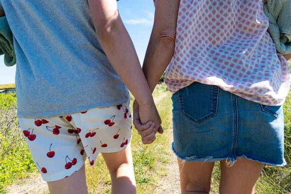 Hirtshals Dinamarca Una Madre Hijo Caminan Mano Camino Tierra Playa — Foto de Stock