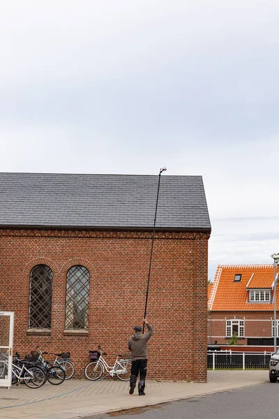 Skagen Dänemark Ein Mann Wäscht Die Fenster Der Skagener Kirche — Stockfoto