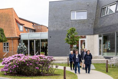 Skagen, Danimarka Skagens Müzesi 'nden çıkan insanlar.