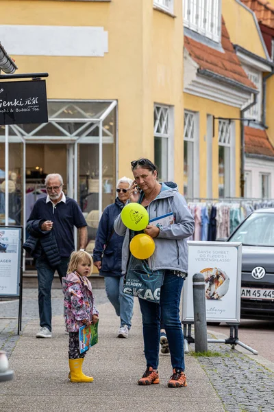 Skagen Dania Kobieta Córką Trzymająca Żółte Balony Rozmawia Przez Telefon — Zdjęcie stockowe